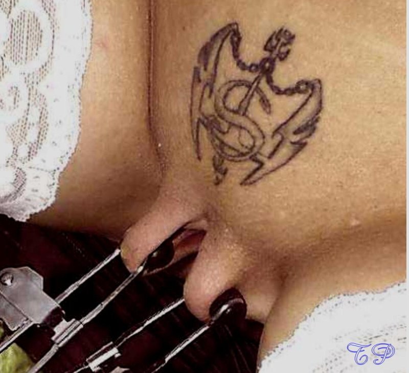 Нанесение тату на киске