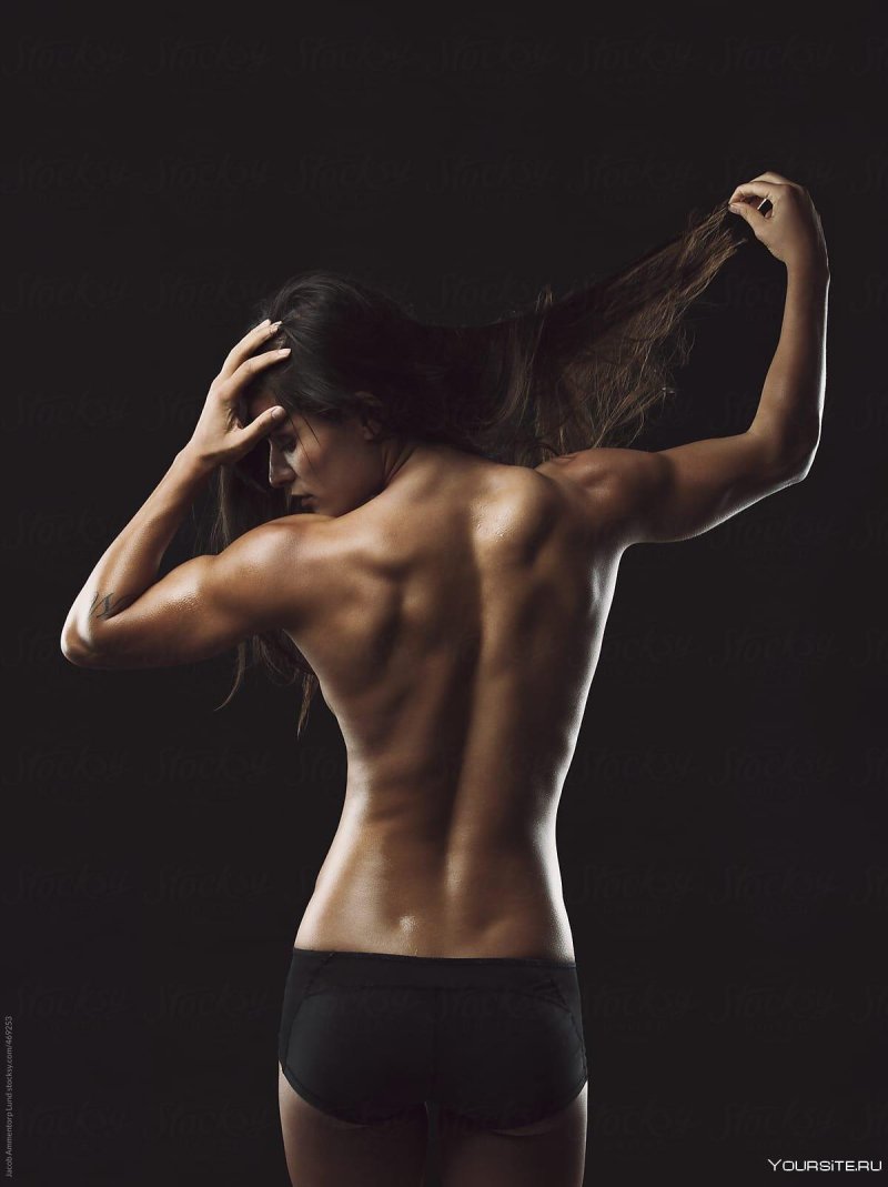 Женская спина спортивная