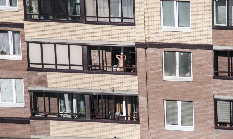 На балконе голышом