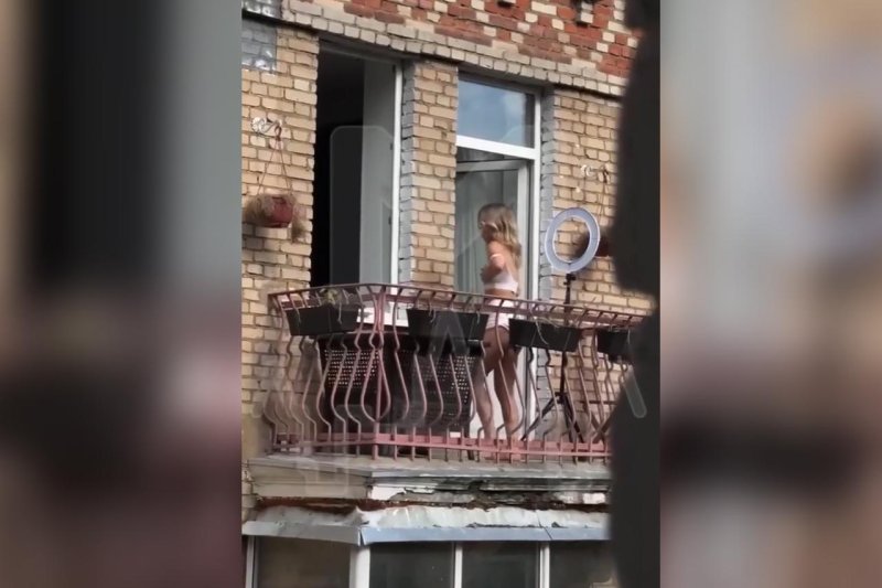 Соседка на балконе