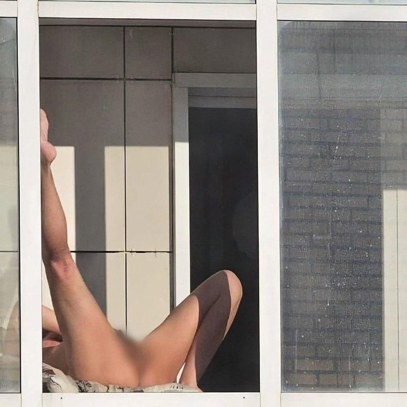 На балконе без трусов