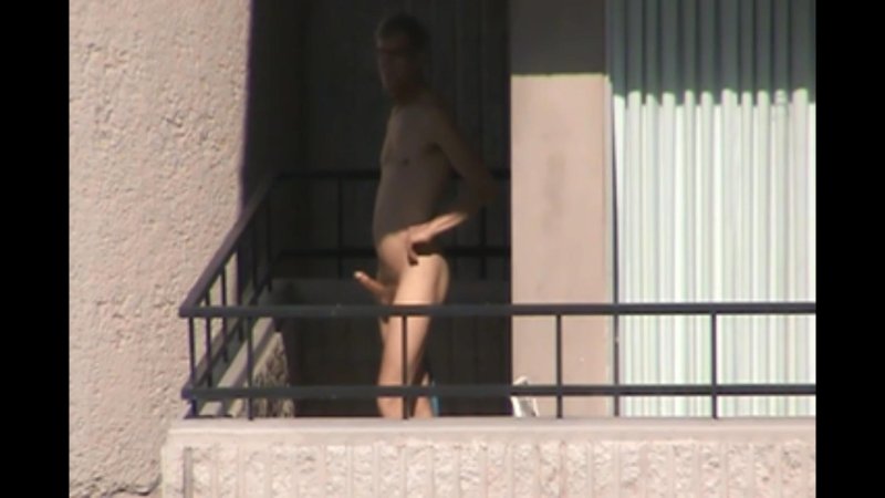 Голый мужик на балконе