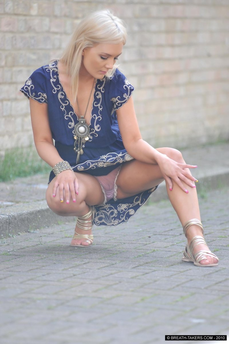 Девушка засветила трусики