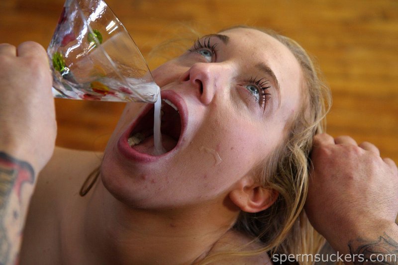 Девушка пьет сперму