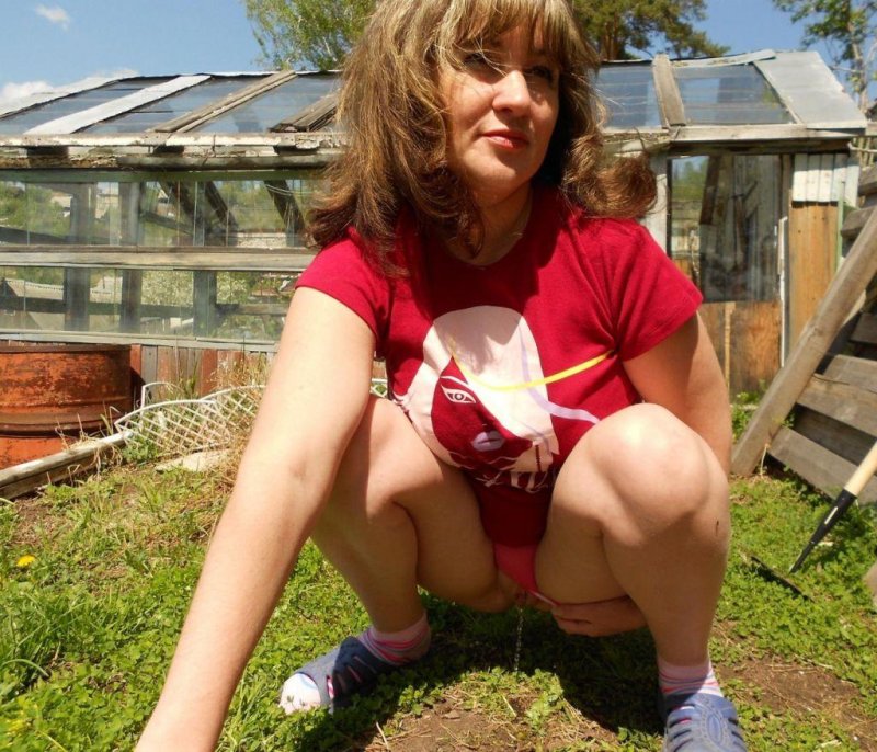 Женщины без трусов на даче