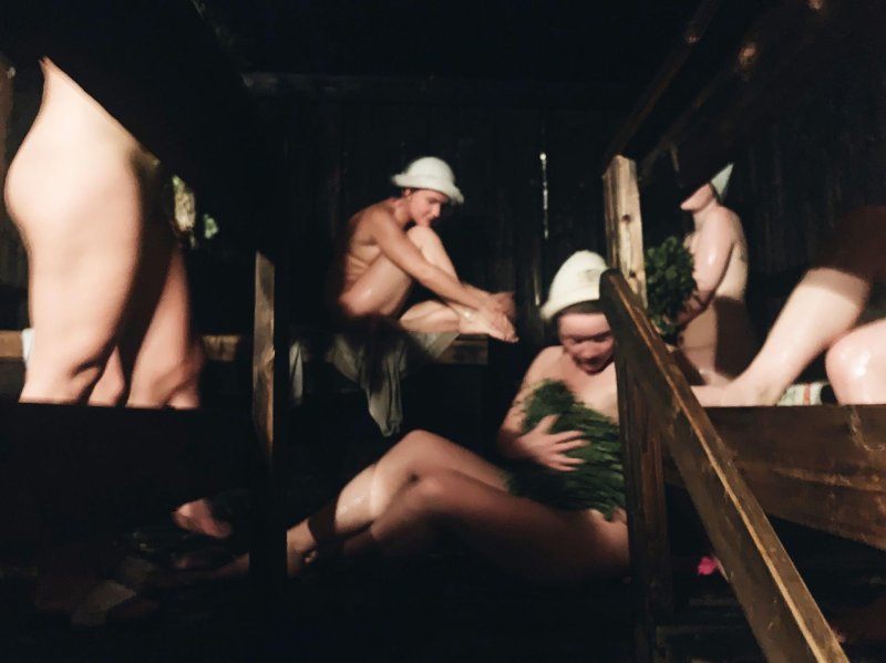 Голые женщины в общественной бане