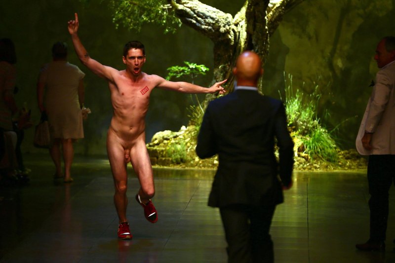 Модный показ голых мужиков