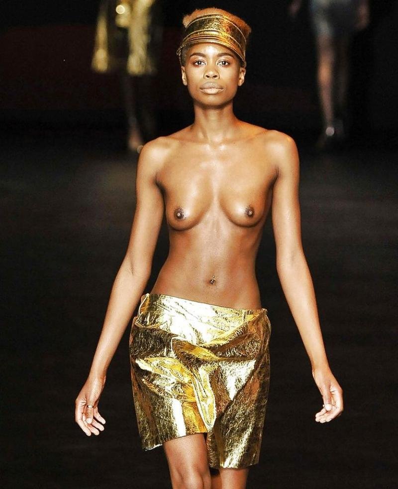 Эротический модный показ