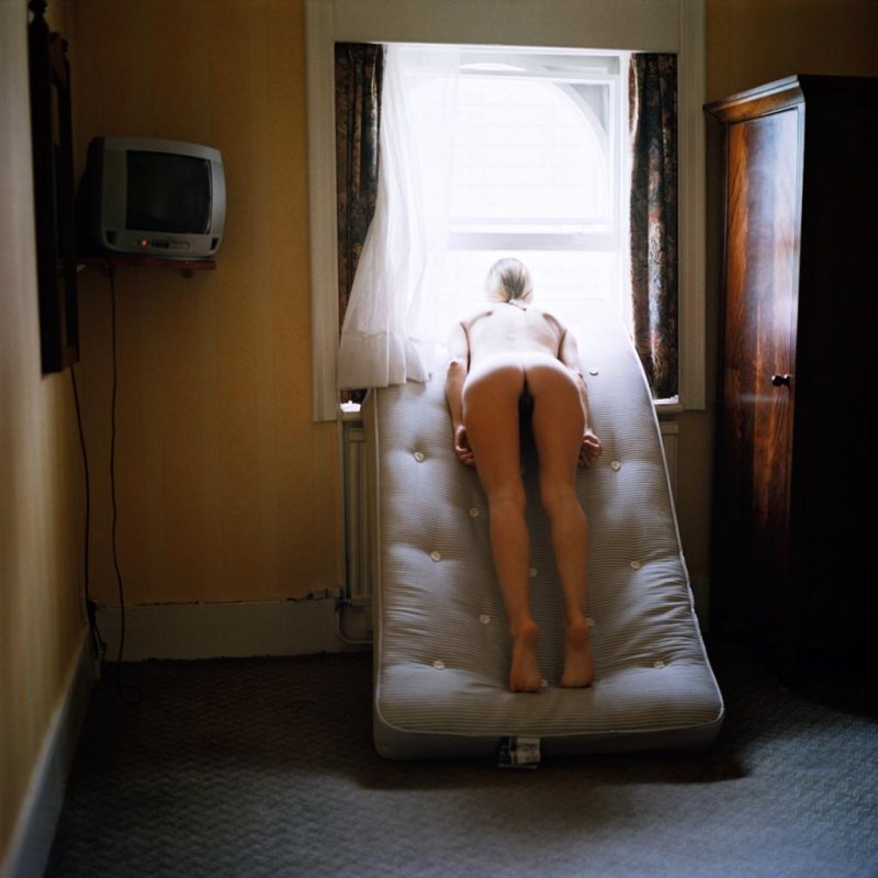 Ню фотосессия в коммуналке