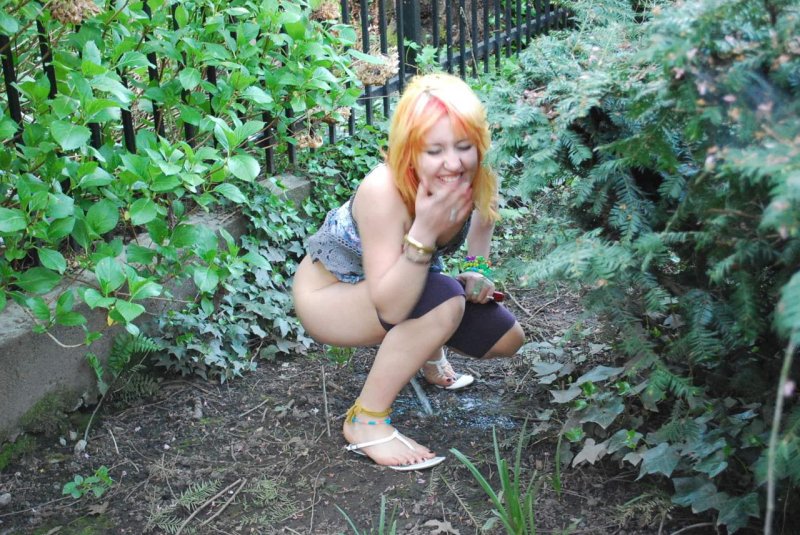 Зрелые бабы ссут на природе