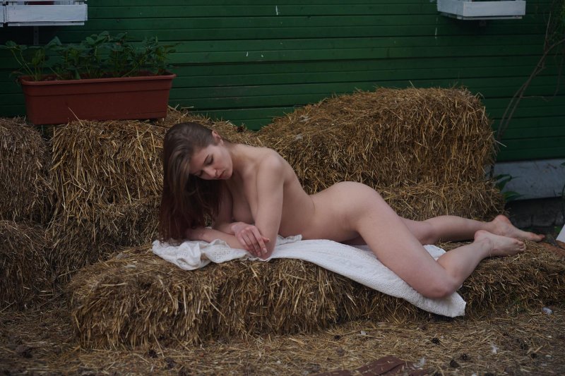 Красивая деревенская девушка