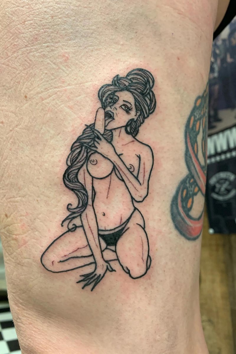 Тату голая женщина
