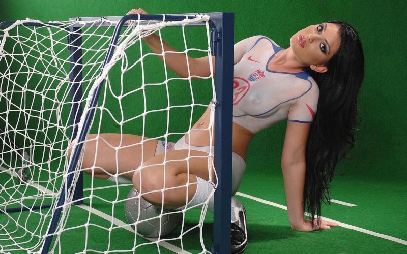 Боди арт голых футболисток