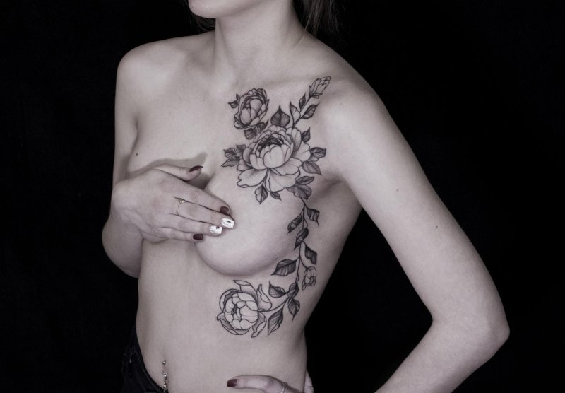 Женская тату на груди