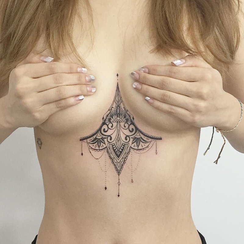 Женские татуировки под грудью