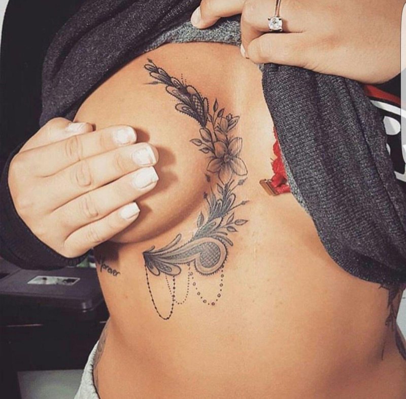 Тату на груди женская