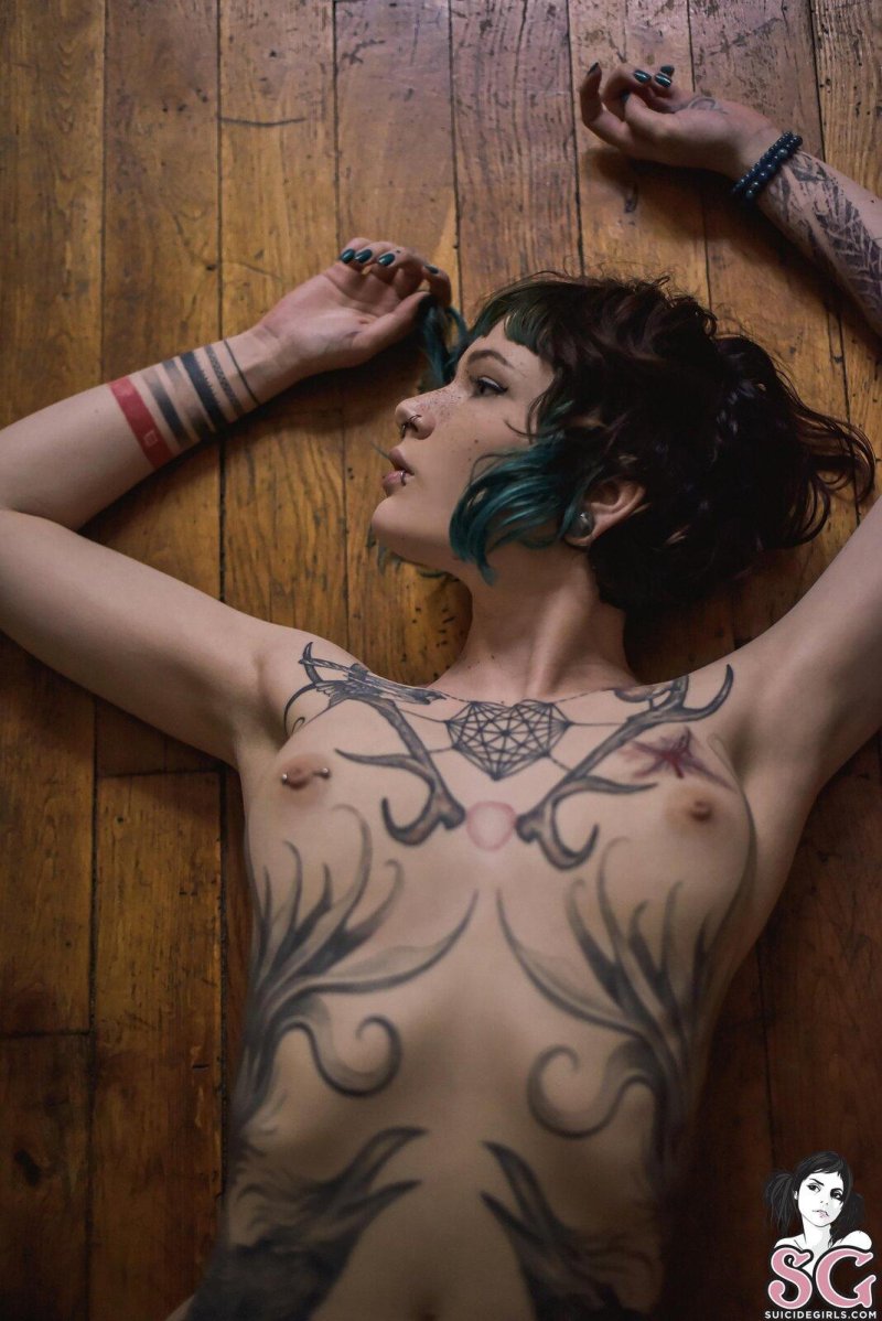 Голые женщины с татуировками