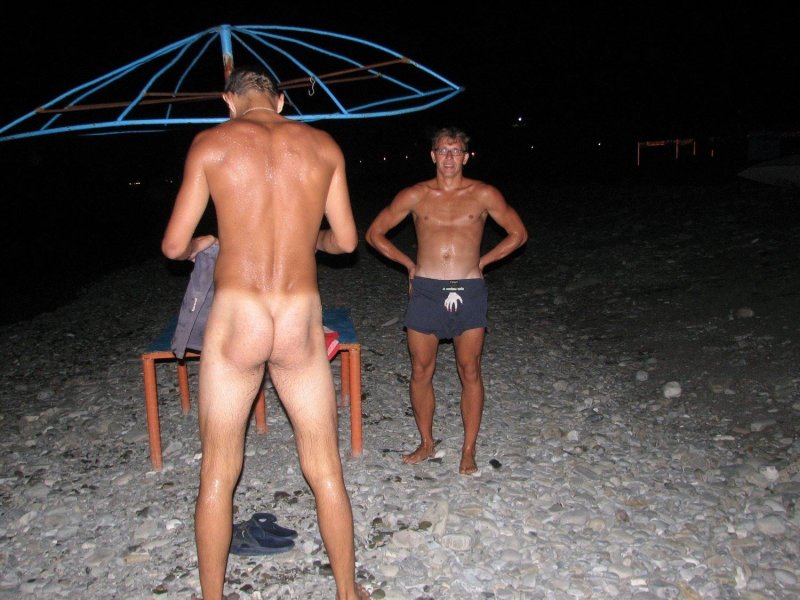 Мужики купаются без трусов