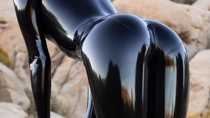 Черный латексный костюм