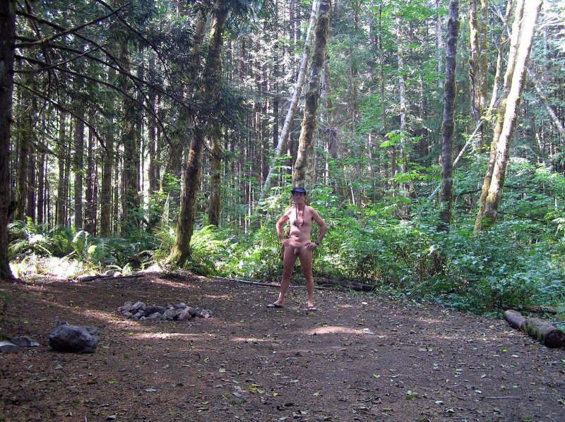 Маленькая нудистка в лесу