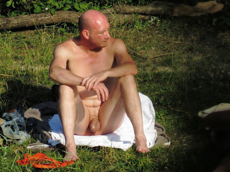 Голые парни нудисты на природе