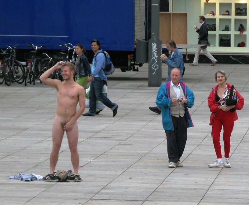 Голые мужчины на улице