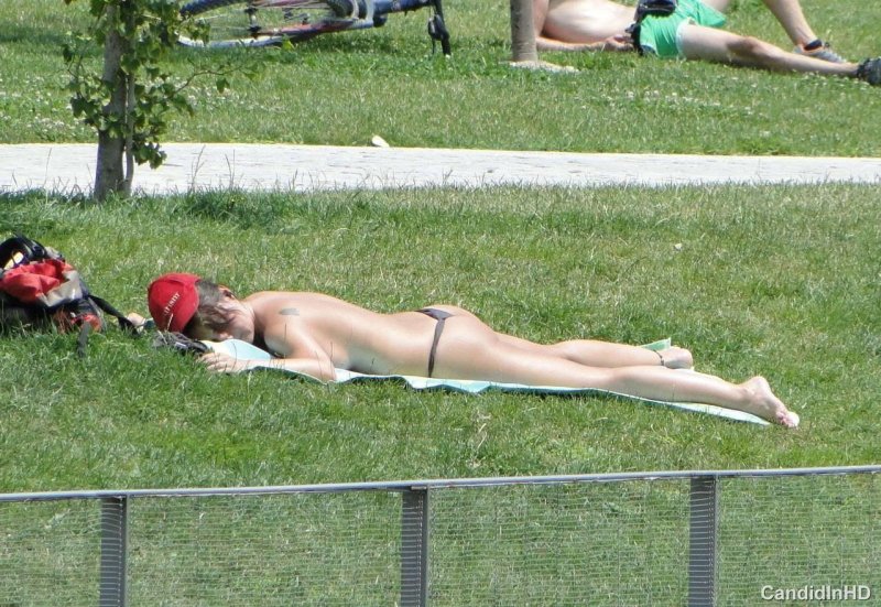 Голые загорают в парках