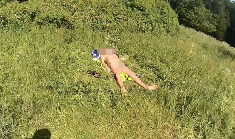 Загорает на даче