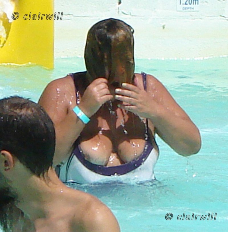 Засветила грудь в аквапарке