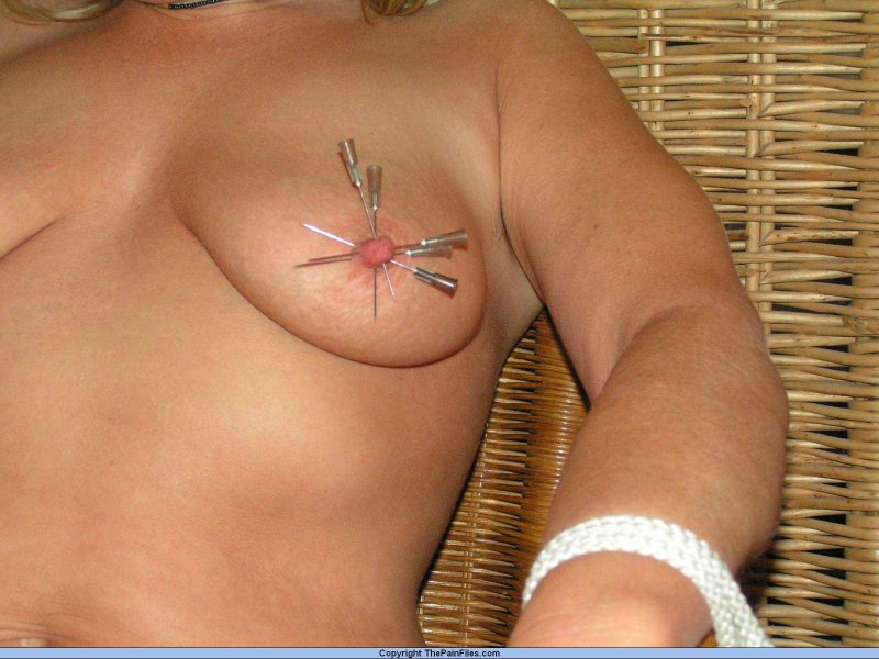 Сиськи проколоты иголками