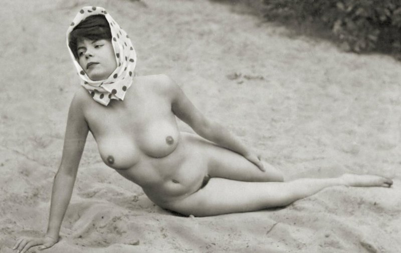 Голые женщины на пляже ретро