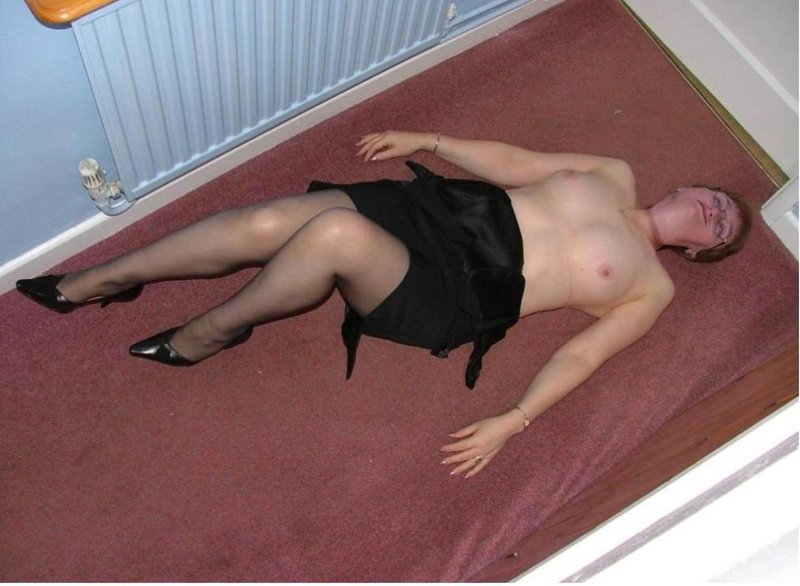 Голые женщины без сознания