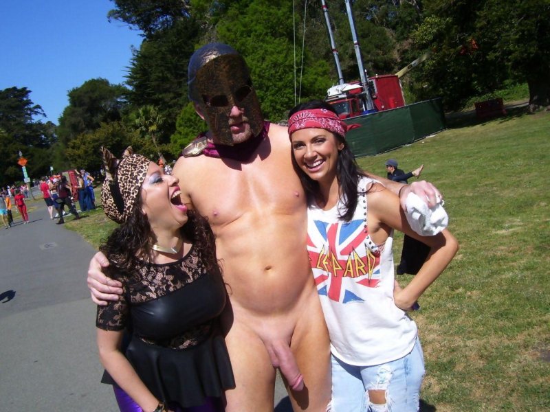 Эрекция на фестивале голых