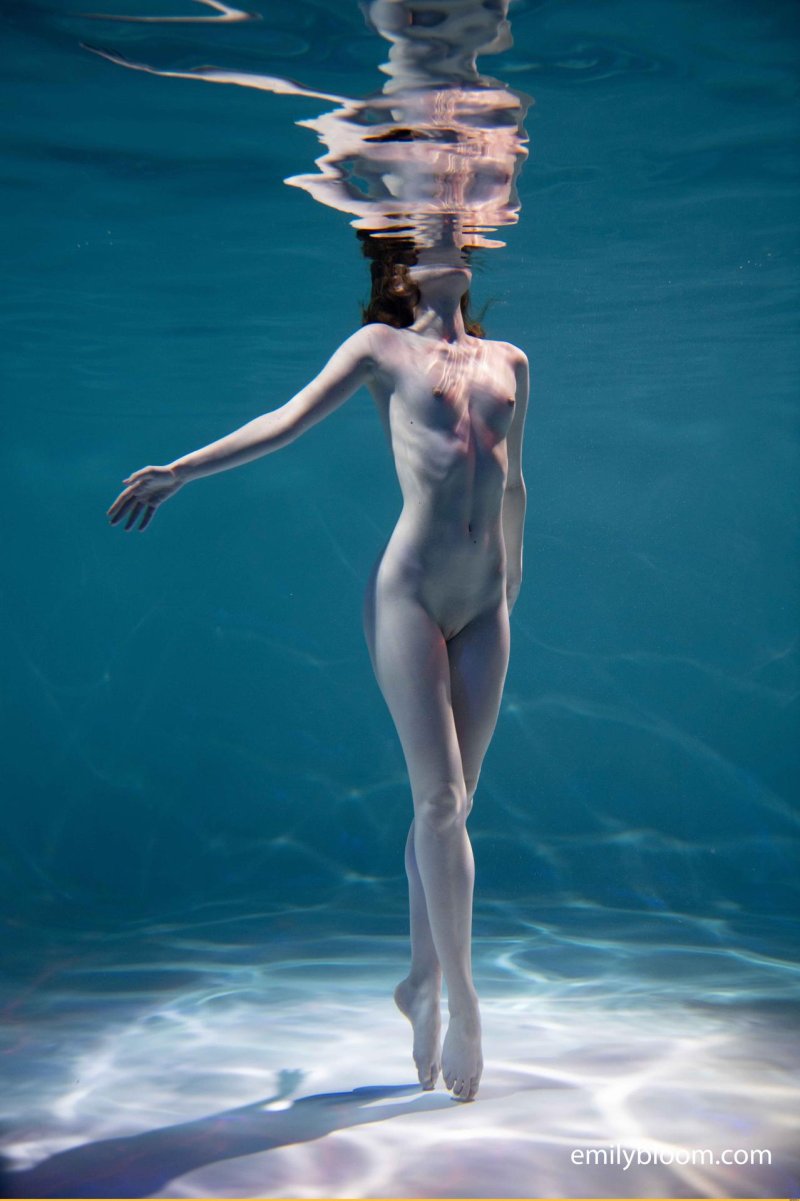 Девушка под водой