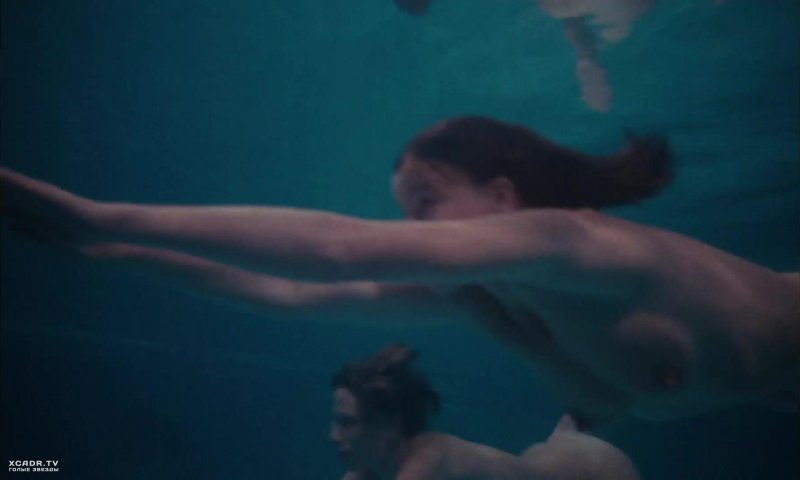 Голая девушка в бассейне