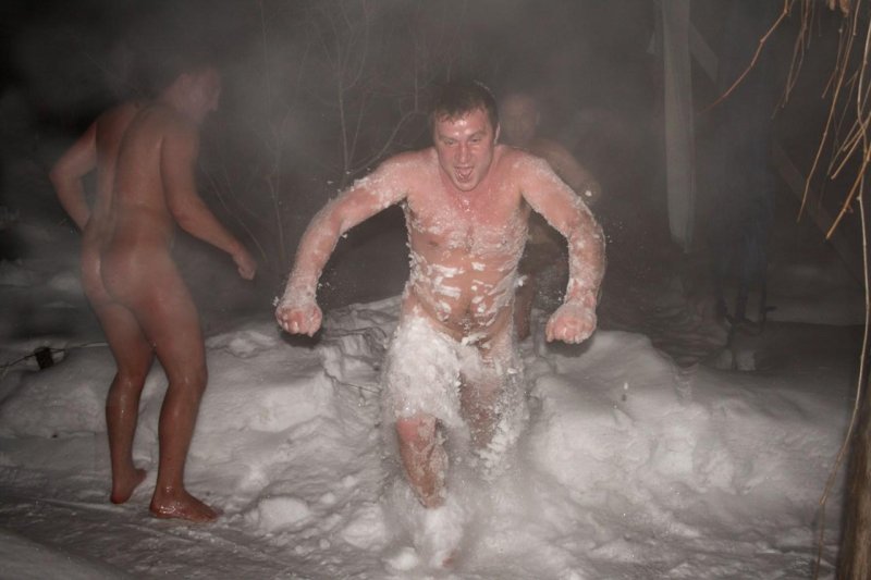 Голые парни купаются в снегу