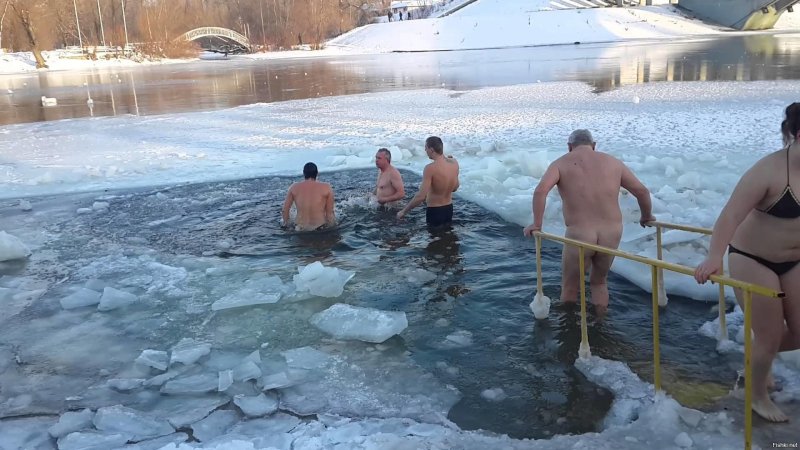 Нудистские купания в проруби