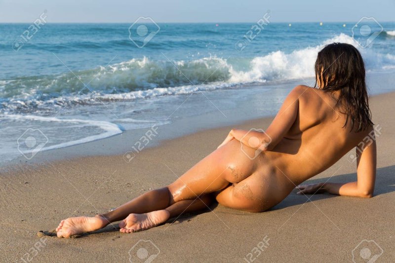 Брюнетка на пляже