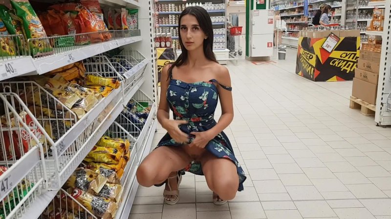 Эксгибиционистка в магазине