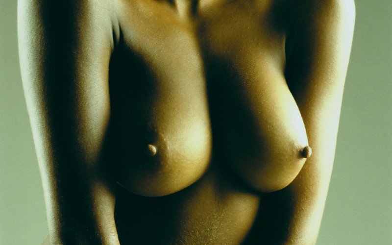 Красивая женская обнаженная грудь