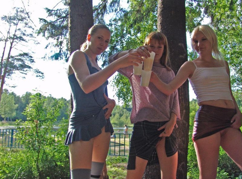 Девушки на пикнике без трусов