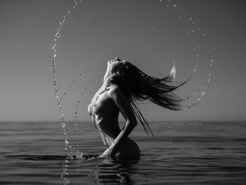 Девушка у воды