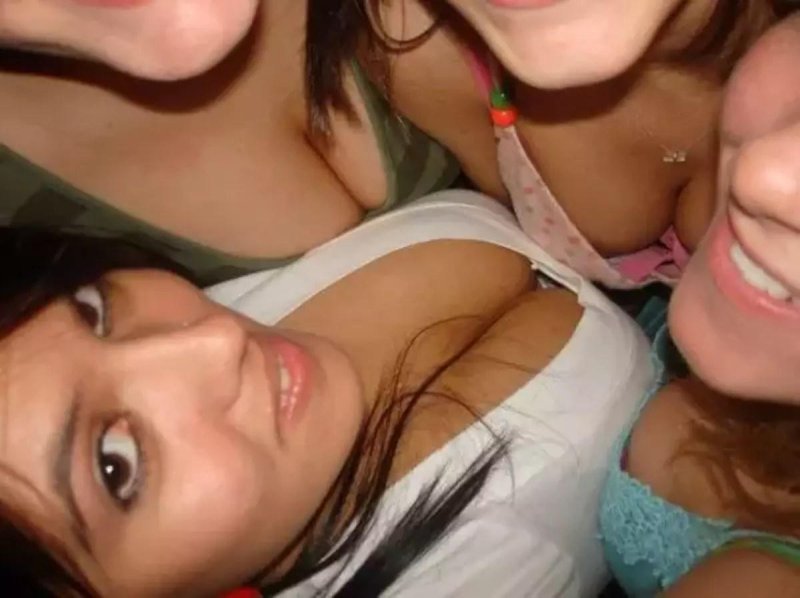 Школьница засветила сиськи