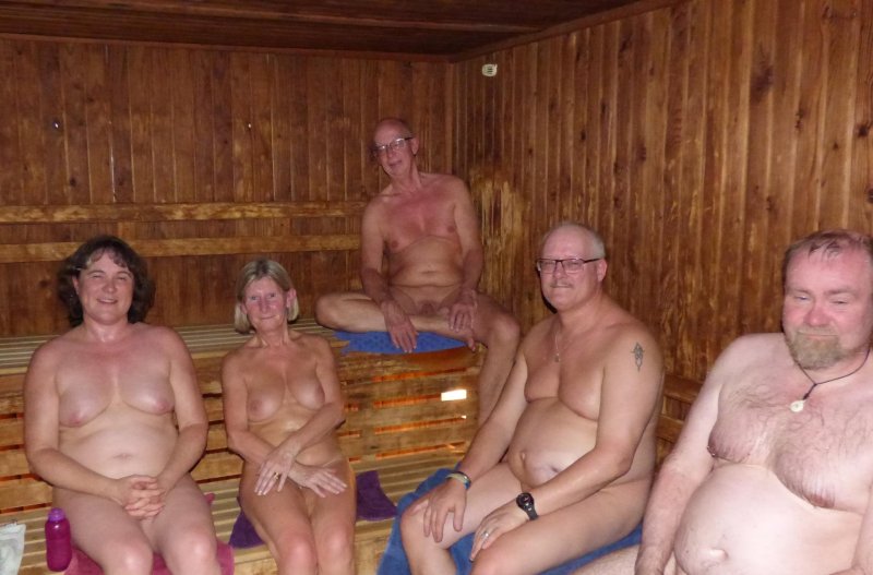 Голые девки в сауне с мужиками