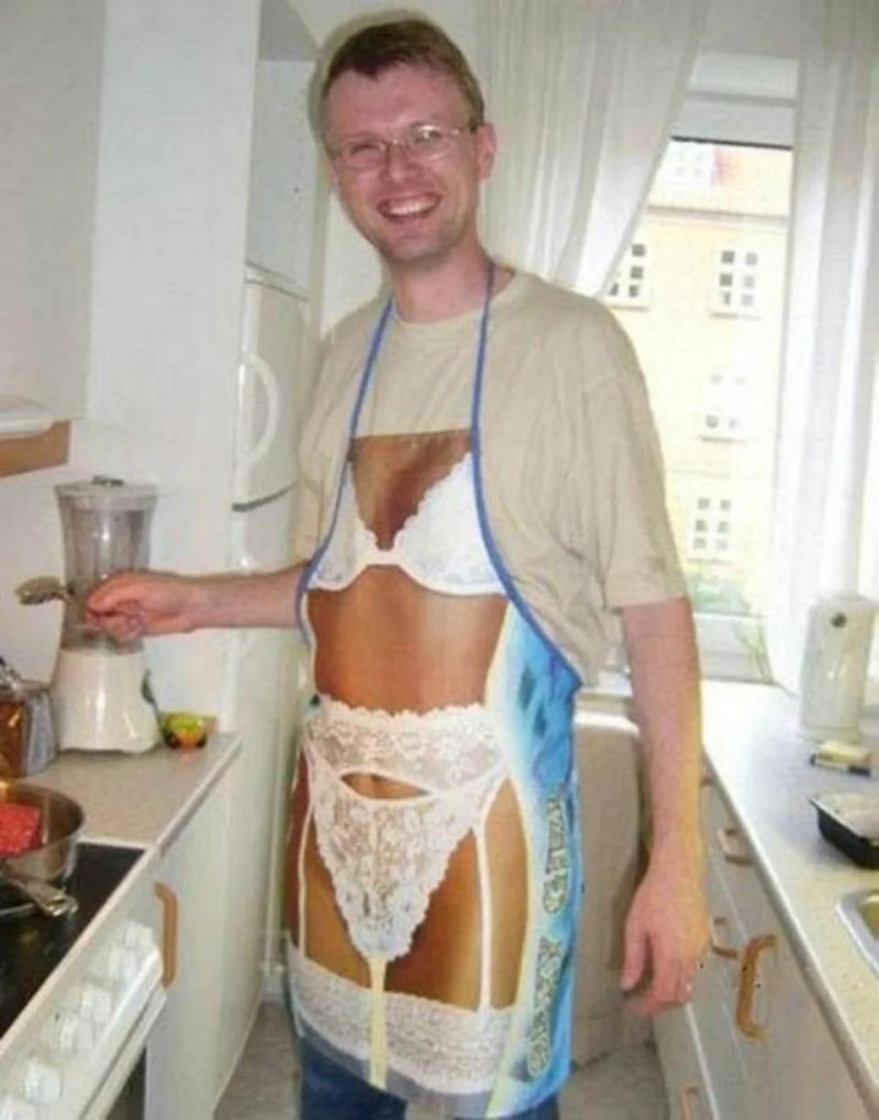 Мужчина в фартуке