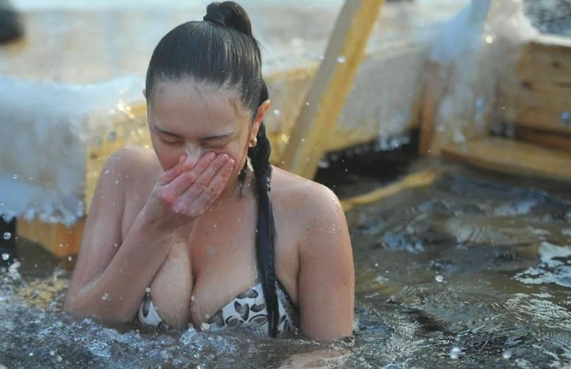 Девушки купаются в проруби