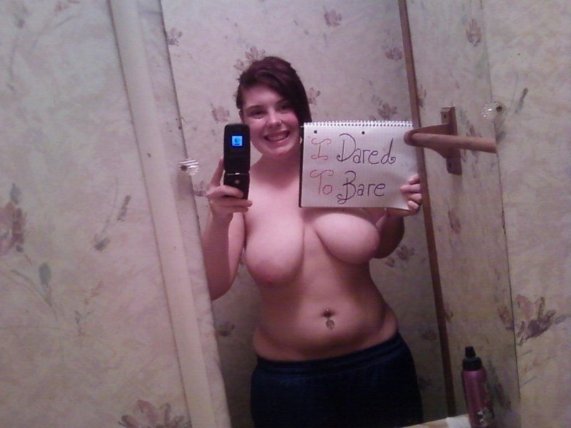 Девушка фотографирует себя