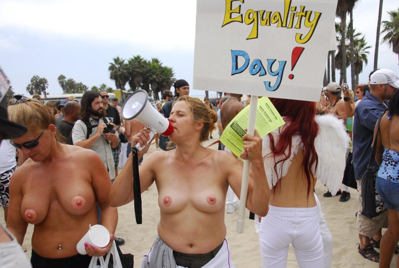 Топлесс девушки на фестивале