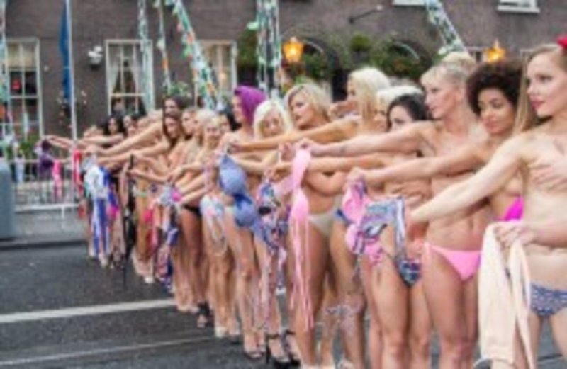 Соревнования девушки топлесс