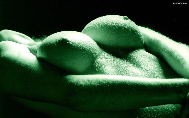 Женская грудь в каплях воды